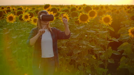 Die-Frau-Mit-Langen-Haaren,-Kariertem-Hemd-Und-Jeans-Arbeitet-Mit-VR-Brille.-Sie-Ist-In-Den-Arbeitsprozess-Vertieft.-Es-Ist-Ein-Perfekter-Sonniger-Tag-Im-Sonnenblumenfeld.